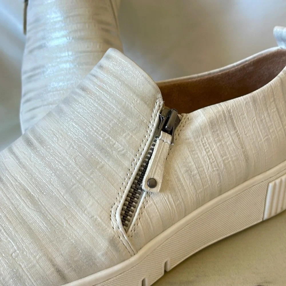 SOUL Naturalizer Slip-On White Metallic Sneakers Sz 10